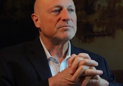 Alexandre Havard de terno com expressão pensativa.