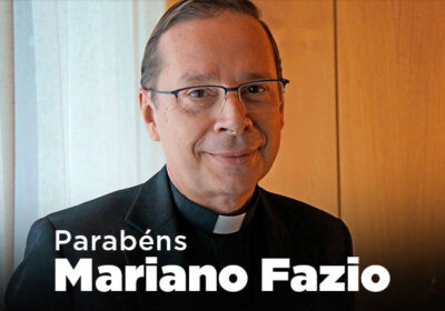 Mariano Fazio sorridente com óculos e gravata