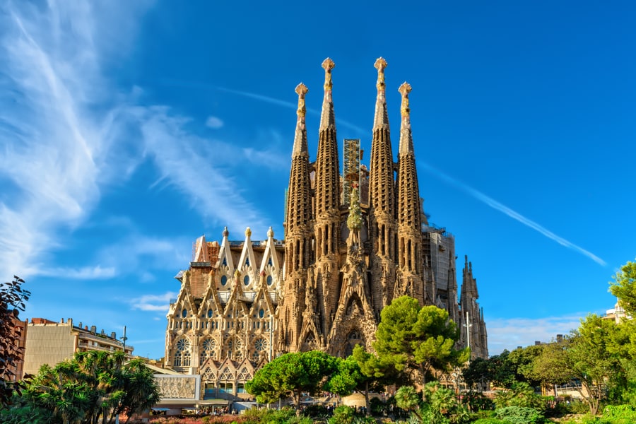 Sagrada Família de Antoni Gaudí em Barcelona — síntese arquitetônica da fé cristã